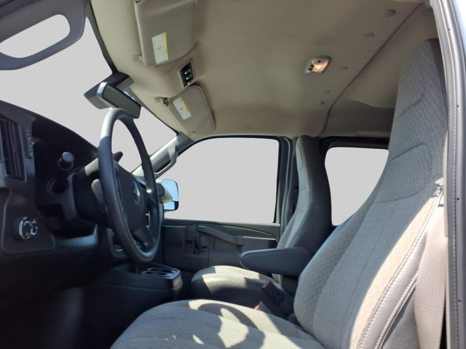 2025 Chevrolet Express Passenger 1LT