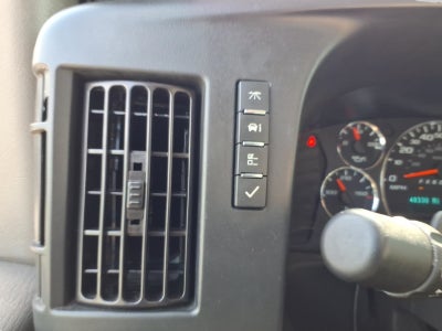 2025 Chevrolet Express Passenger 1LT