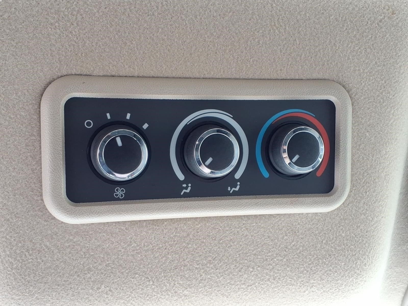2025 Chevrolet Express Passenger 1LT