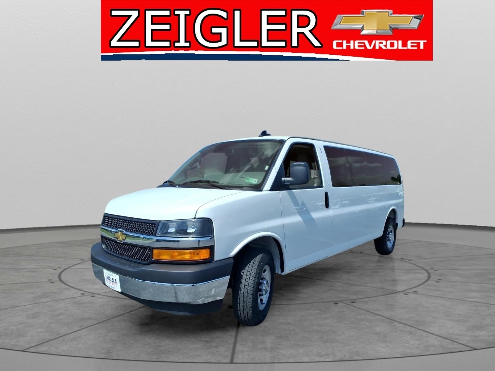 2025 Chevrolet Express Passenger 1LT