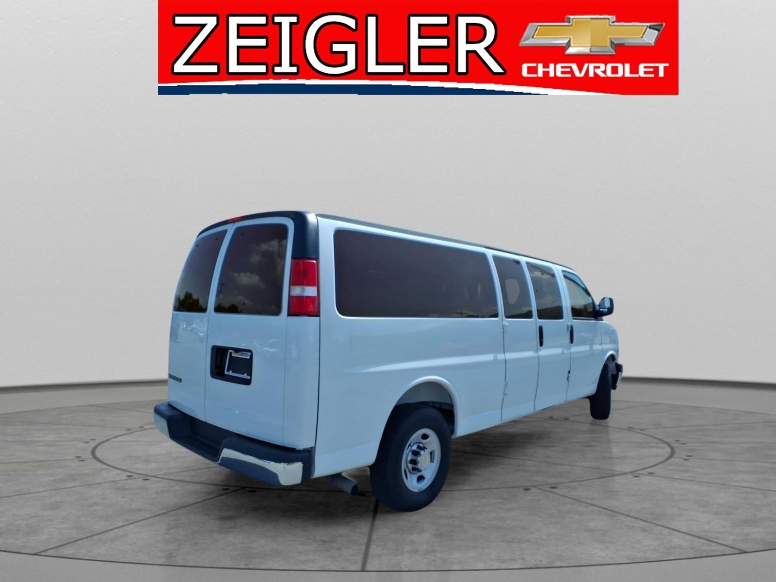2025 Chevrolet Express Passenger 1LT