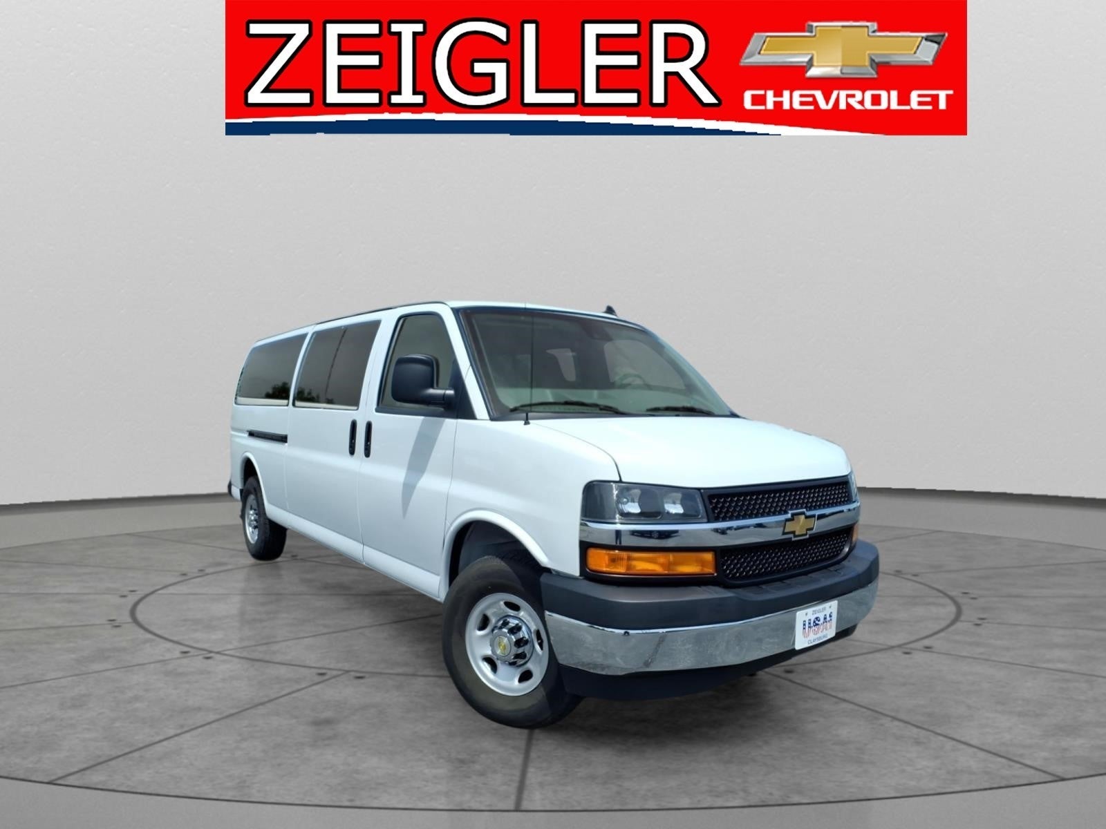 2024 Chevrolet Express Passenger 3500 1LT