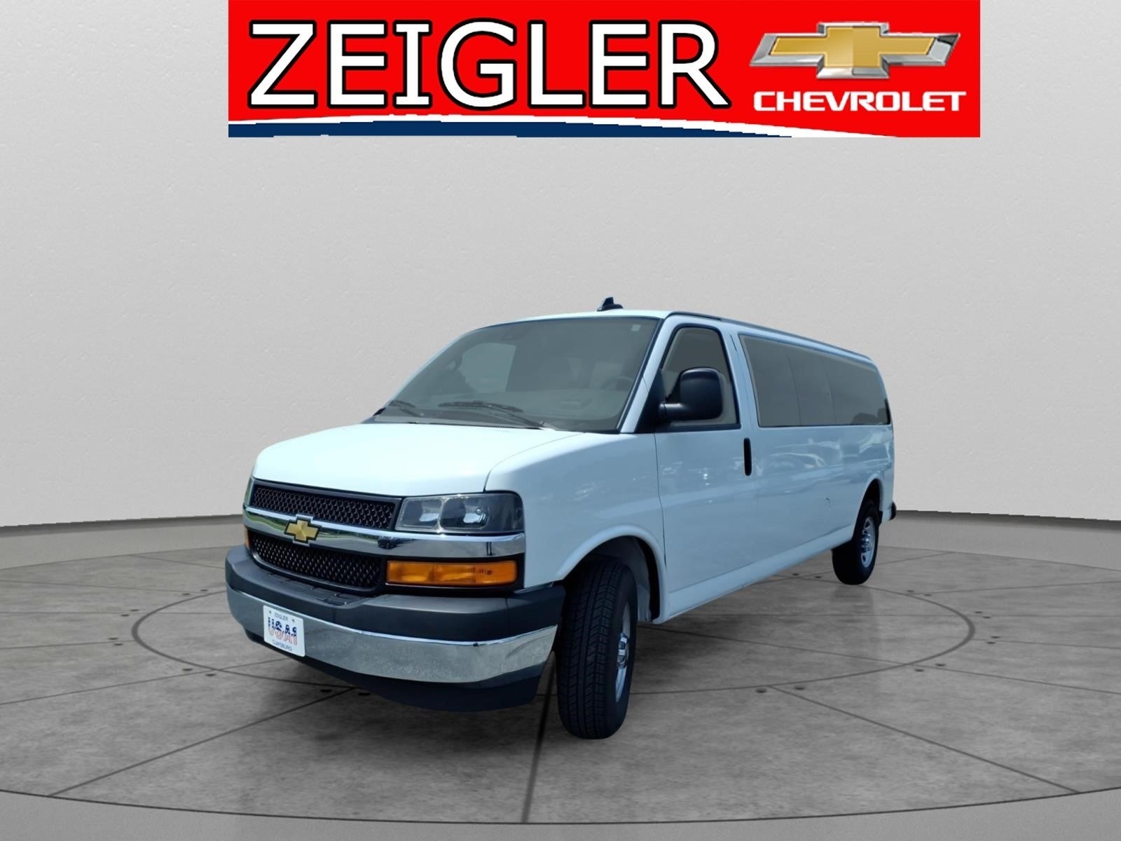 2024 Chevrolet Express Passenger 3500 1LT