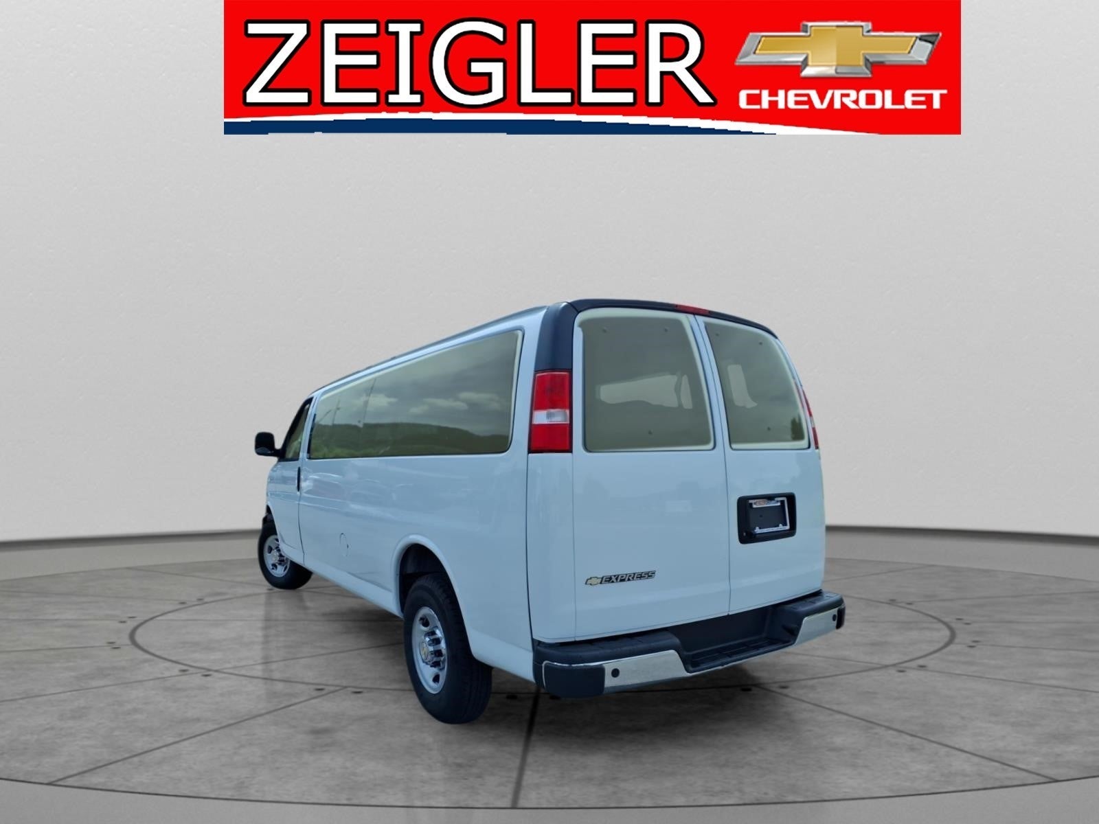 2024 Chevrolet Express Passenger 3500 1LT