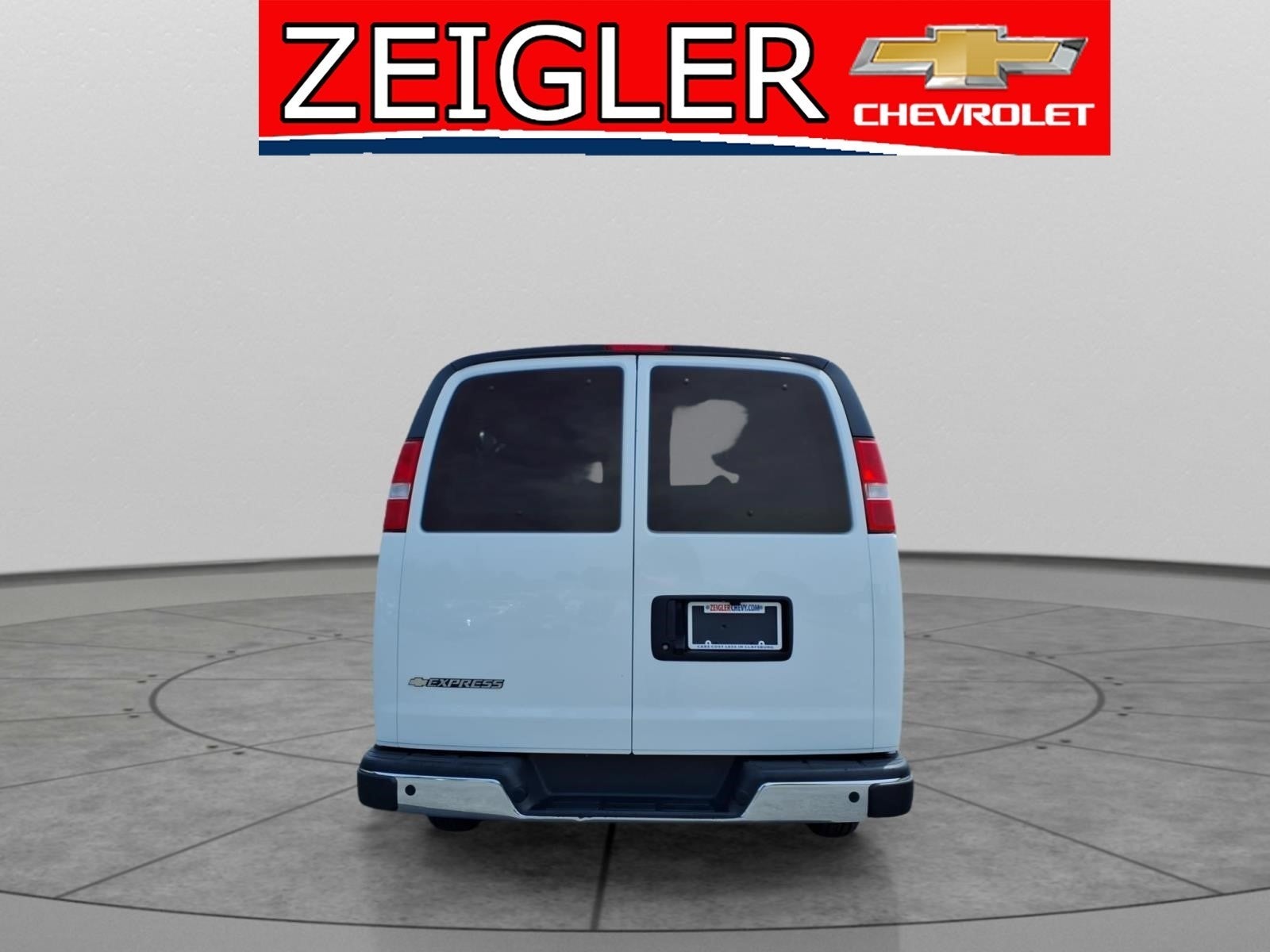 2024 Chevrolet Express Passenger 3500 1LT