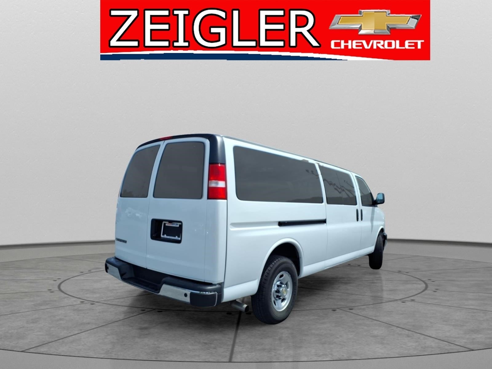 2024 Chevrolet Express Passenger 3500 1LT