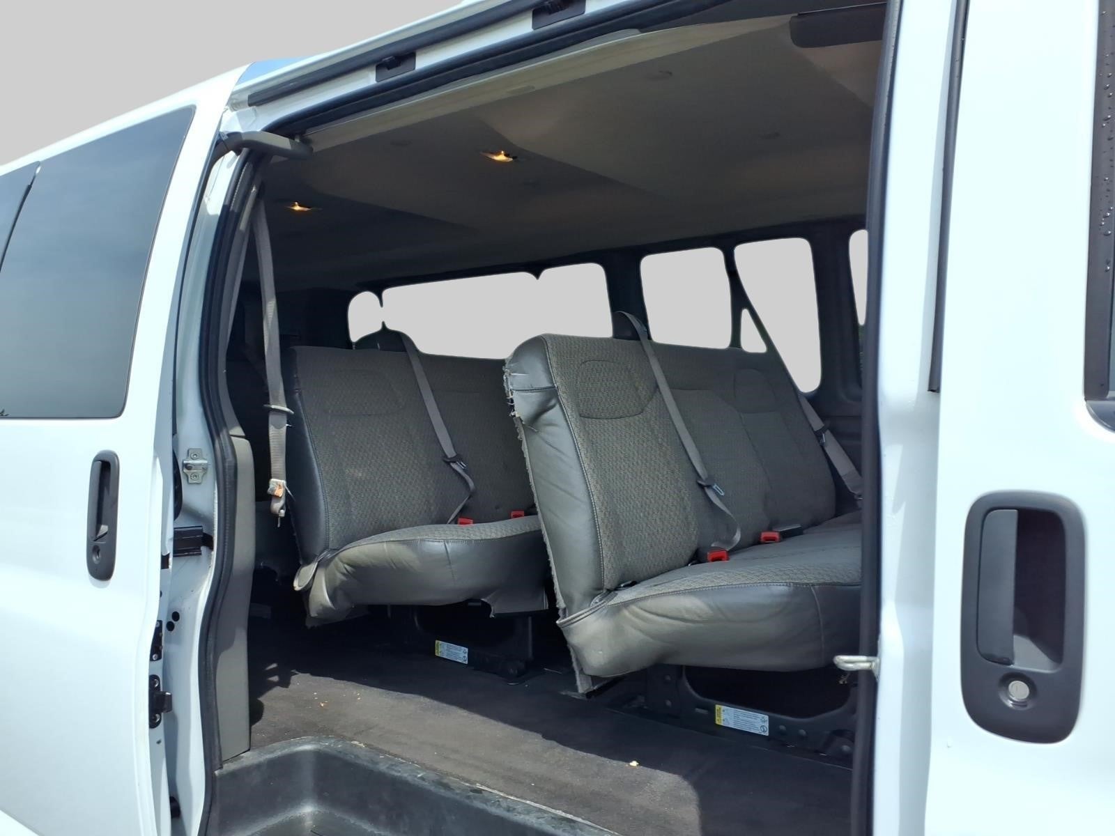 2024 Chevrolet Express Passenger 3500 1LT
