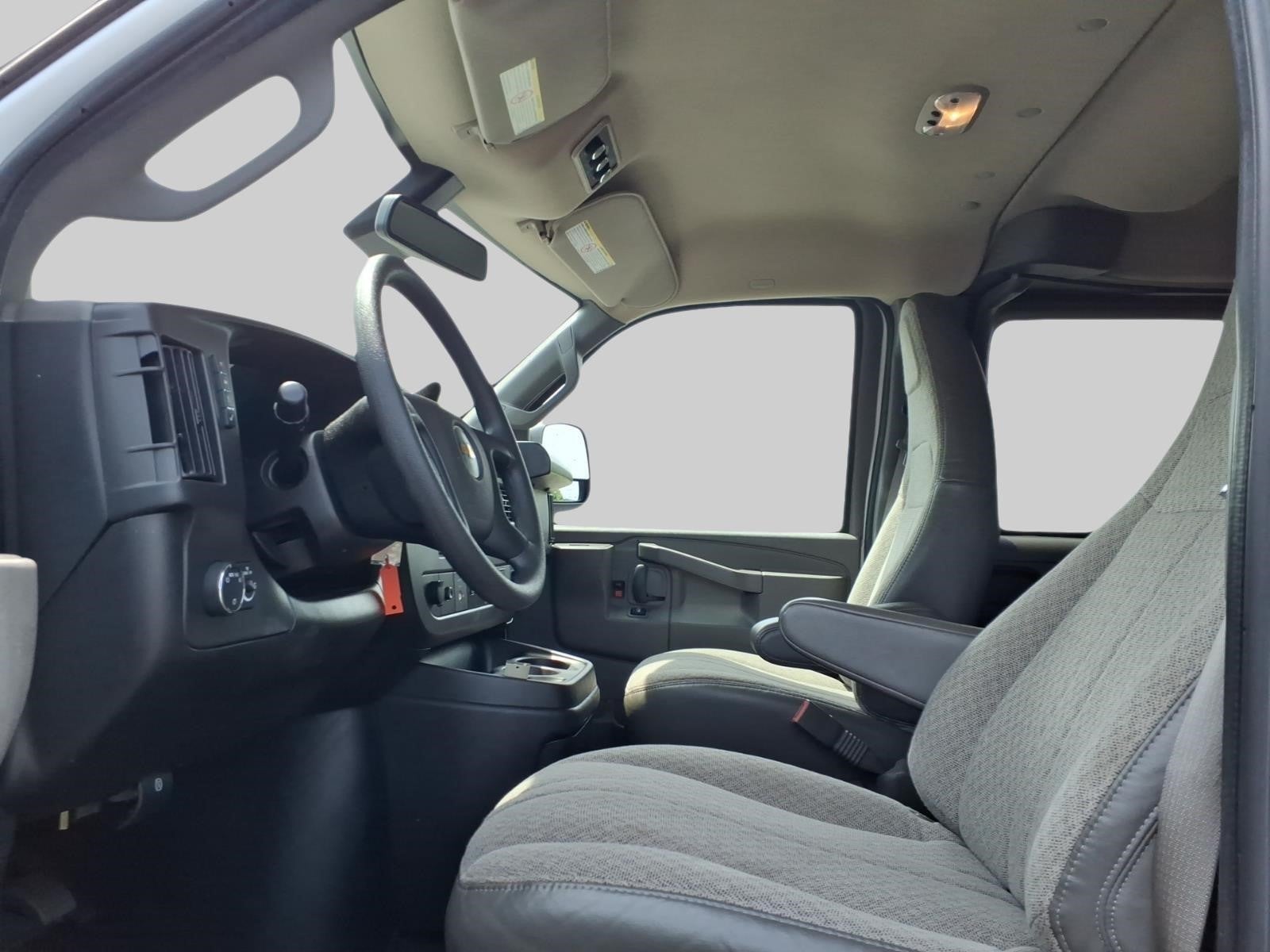 2024 Chevrolet Express Passenger 3500 1LT